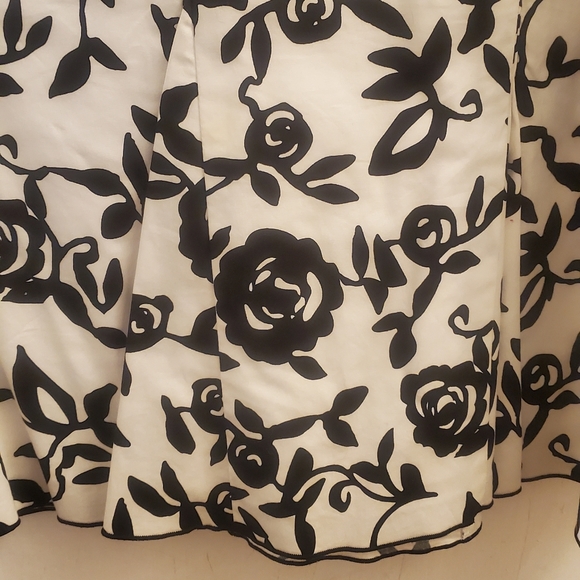 Black and white skirt - Picture 2 of 3